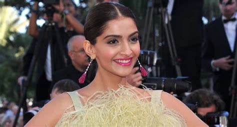 sonam kapoor sexy video|Sonam Kapoor Stuns In Green Gown, Calls Herself